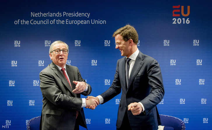 Mark Rutte holland kormányfő (j) fogadja Jean-Claude Junckert, az Európai Bizottság elnökét Amszterdamban 2016. január 7-én.