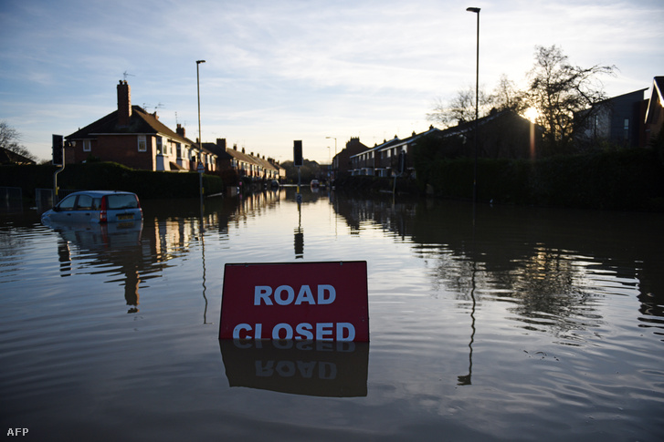 Lezárt utcák az észak-angliai York városában a Foss folyó áradása miatt 2015. december 27-én.