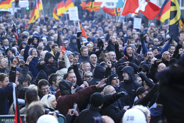 A szélsőjobbos PEGIDA tüntetése Kölnben 2016. január 9-én.