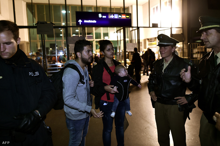 Menekültek és rendőrök a müncheni pályaudvaron szeptemberben