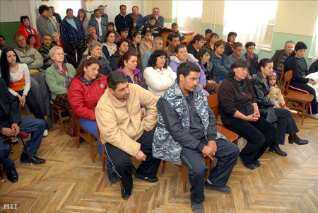 A Heves megyei Erk roma gyerekeket oktató iskolájában a felső tagozat megszüntetése ellen tiltakoztak a helyi romák 2007-ben