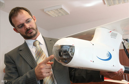 Molnár András projektvezető a robotrepülőgép kameráját mutatja be
