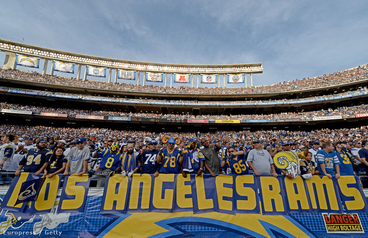 A Los Angeles-i visszatérés mellett tüntető Rams-szurkolók egy NFL-meccsen