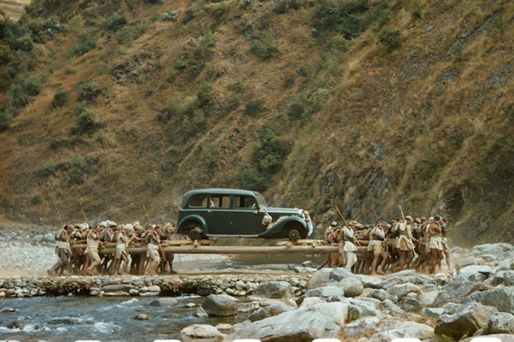 Autóhordók egy nepáli folyó fölött 1950 januárjában, a National Geograpich fotóján