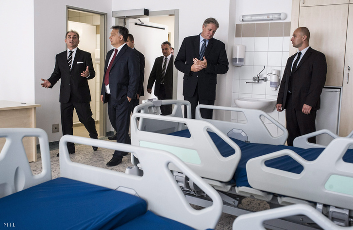 Orbán Viktor miniszterelnök megtekint egy felújított kórtermet Tóth Gábor kórházigazgató társaságában a bajai Szent Rókus Kórházban 2014. szeptember 16-án.