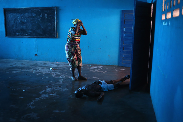 Az ebola egyik áldozatát gyászolja egy hozzátartozója Monroviában, 2014-ben