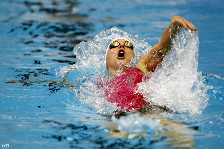 Hosszú Katinka a netánjai rövidpályás úszó Európa-bajnokság női 200 méteres hátúszásának döntőjében.