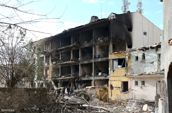 A robbantás után kiégett épület Cinarban