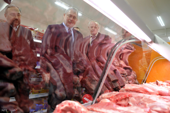 Fazekas Sándor földművelésügyi miniszter (k) a sertés tőkehús áfájának csökkentése utáni árváltozásokról tartott, termékbemutatóval egybekötött sajtótájékoztatón egy vecsési Coop-áruházban 2016. január 12-én.