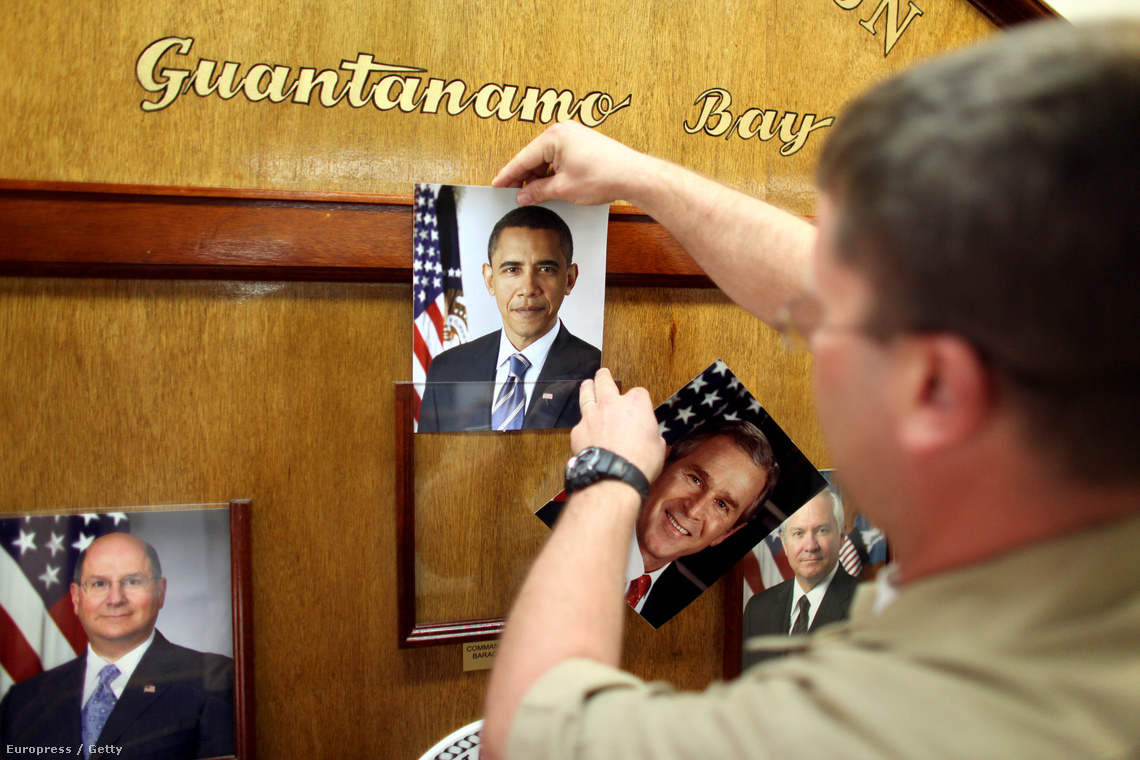 Lecserélik az elnök fotóját Guantanamón a választások után.