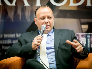 Damu Roland állami gondozásba adná a kislányát