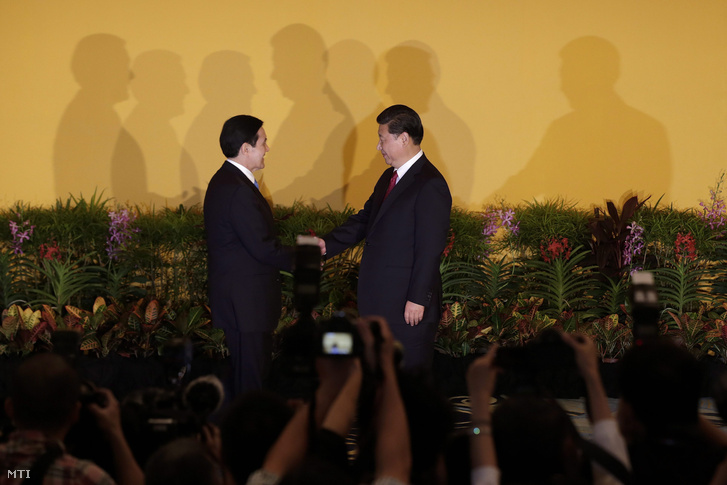 Ma Jing-csiu tajvani (b) és Hszi Csin-ping kínai elnök kezet fog Szingapúrban 2015. november 7-én.
