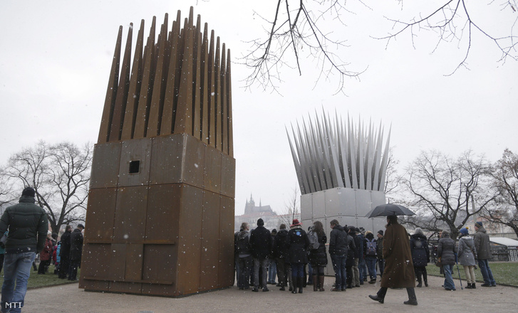 Résztvevők Jan Palach cseh egyetemista prágai emlékművének avatásán 2016. január 16-án.