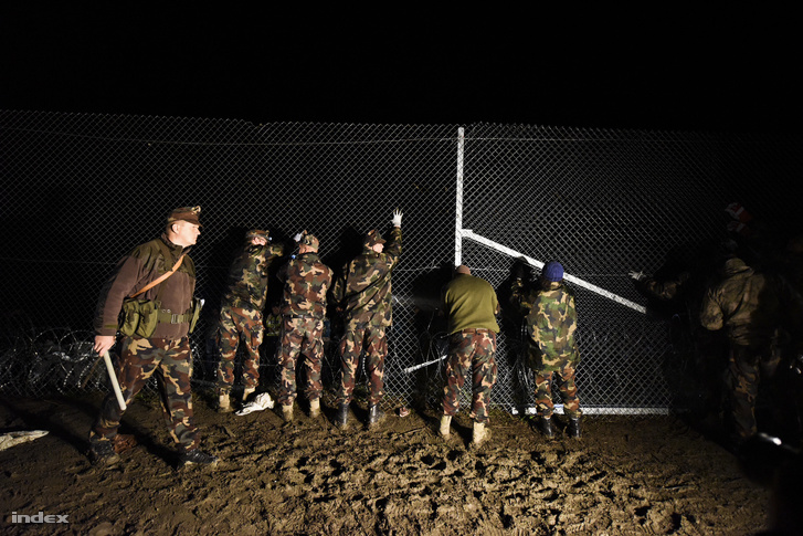 Katonák dolgoznak a horvát-magyar határon telepített kerítésnél, 2015. októberében