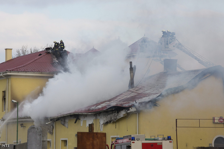 Tűzoltók dolgoznak egy négyszáz négyzetméteres raktárban keletkezett tűz oltásán Sopronban a Baross úton 2016. január 18-án.