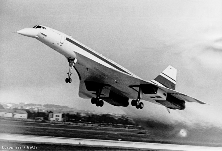 Concorde 001 felszállás közben 1969. február 2-án. A gép a Toulouse-Blagnac reptérről indult 27 perces próbarepülésre.