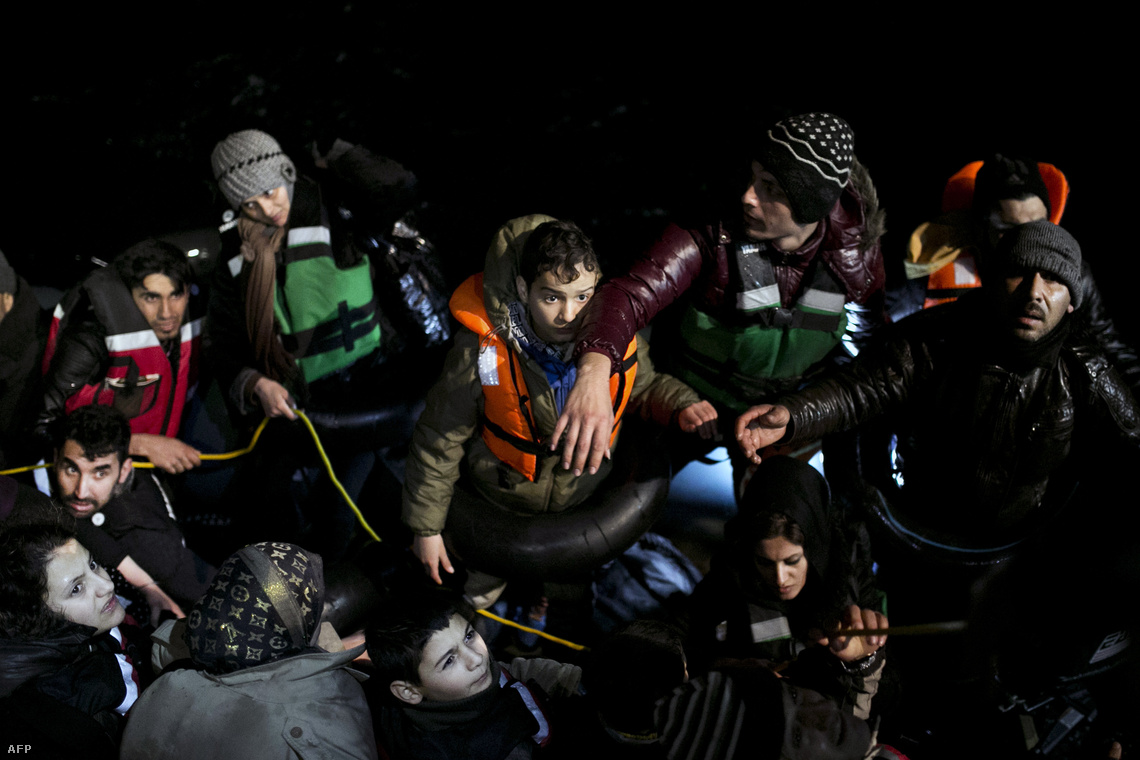 A görög parti őrség emberei egy csoport menekültet mentenek a hideg tengerből Agatoníszi szigete közelében