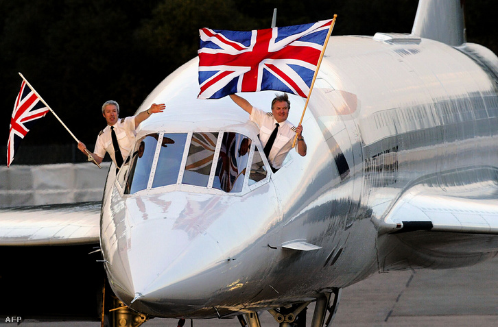 Mike Bannister és Jonatan Napier az utolsó, New York-London járat pilótái landolás után a brit zászlóval búcsúztatták a Concorde-ot a Heathrow repülőtéren, Londonban, 2003. október 24-én.