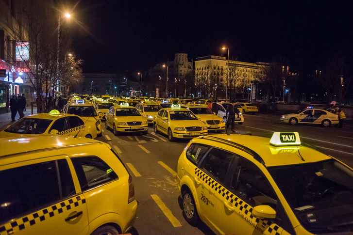 Már hajnalban elkezdődött a taxisok tiltakozó akciója a Deák térnél