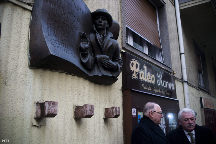 Tóth József a XIII. kerület polgármestere és Fónagy János a Nemzeti Fejlesztési Minisztérium államtitkára (j) Raoul Wallenberg emléktáblájánál Budapesten 2016. január 17-én.