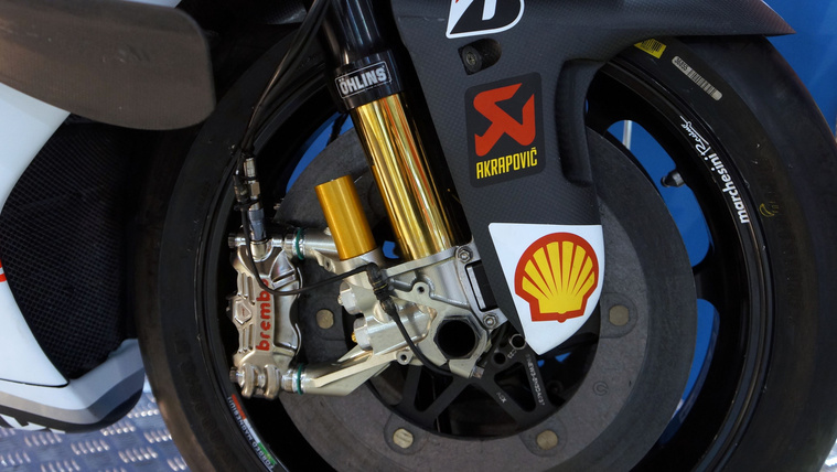 Jelenleg ez éppen a csúcs. Karbon-kerámia tárcsa, monoblok nyereg radiálisan rögzítve - látszanak a távtartók is, amiket az extra méretű tárcsa igényel. Ez viszont nem jár mindenkinek, ezt Andrea Iannone MotoGP Ducatiján fotóztam