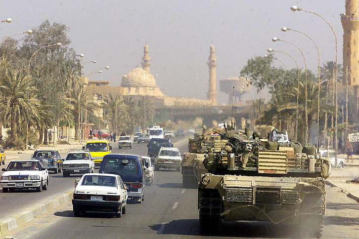 Amerikai M1 Abrams tankok Bagdad utcáin 2003 áprilisában