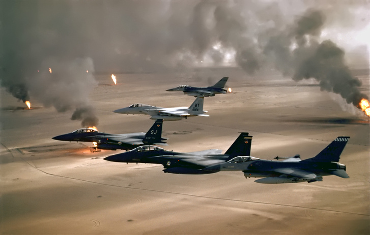 A koalíció gépei Kuvait felett (köztük F-16-os, F-15C és F-15E)