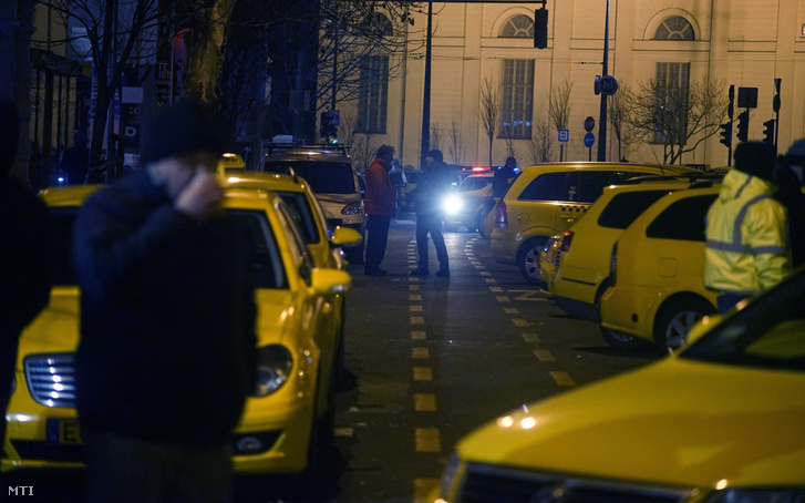 Az Erzsébet tér kedd este az MTI fotóján