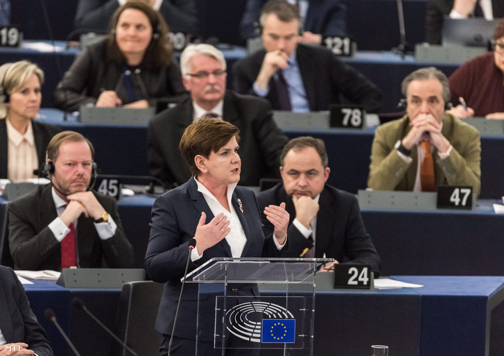 Beata Szydlo lengyel miniszterelnök felszólal az Európai Parlament plenáris ülésének a lengyelországi helyzetről rendezett vitájában a szervezet strasbourgi székházában.