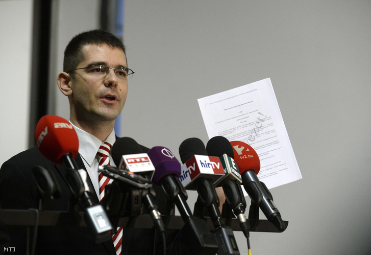 Novák Előd a Jobbik alelnöke nyilatkozik a honvédelmi miniszter által kezdeményezett ötpárti egyeztetést követően a Honvédelmi Minisztérium aulájában 2016. január 12-én.