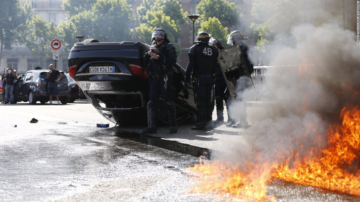 A francia taxisok sokkal durvábban tüntettek