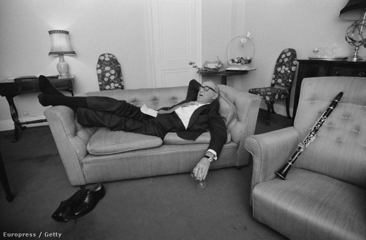 Benny Goodman jazzklarinétos alszik egy díványon fellépés után.