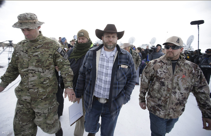 Ammon Bundy nevadai gazdálkodó a Malheur Nemzeti Vadvédelmi Területet elfoglaló fegyveres csoport tagja (k) társaival miután riportereknek nyilatkozott az Oregon állambeli Burns közelében 2016. január 4-én.