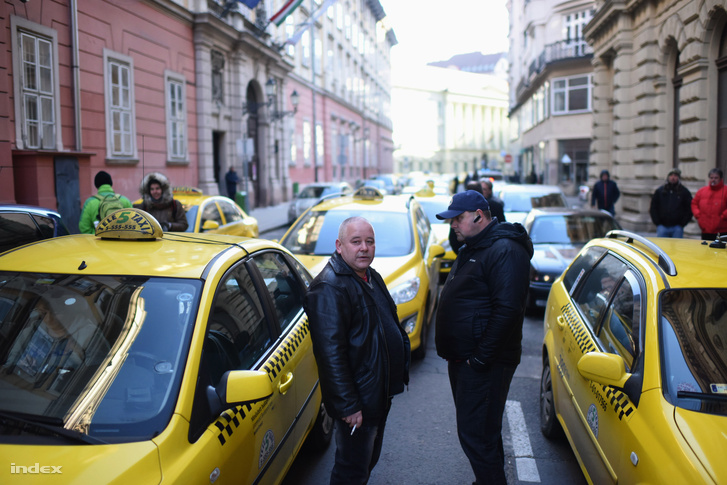 Tüntető taxisok a városháza előtt, január 18-án