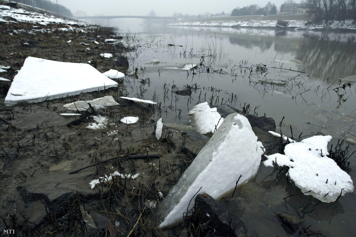 Partra sodródott töredezett jégtáblák a Tisza szolnoki szakaszán 2016. január 25-én. A tartós kemény fagyok hatására elkezdődött a parti jegesedés és a jégzajlás a folyó középső szakaszán.