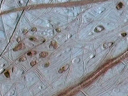 Az Europa hold változatos felszíne (Forrás: NASA/JPL)