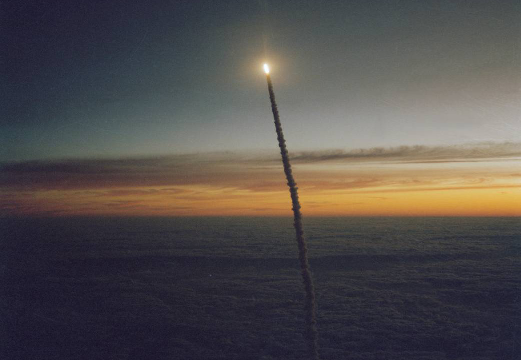 A Challenger űrsikló töri át a felhőket 1984. októberében.