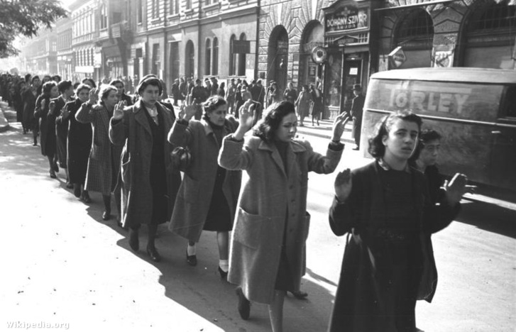 Letartóztatott zsidó nők menete a budapesti Wesselényi utcában.