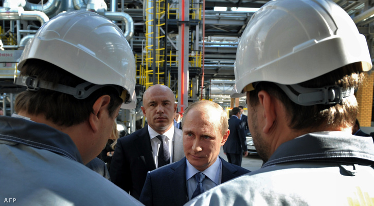 Putyin egy orosz olajfinomítóban a Fekete-tengernél