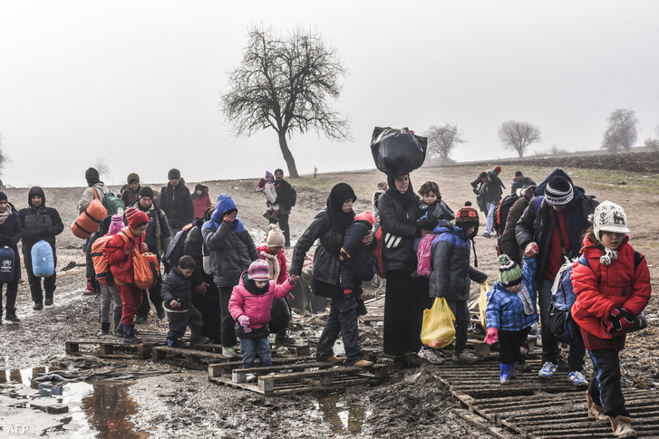 Németország felé tartó menekültek a szerb-macedón határon