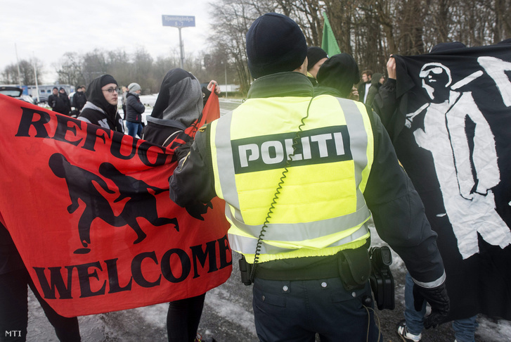 Az Állítsátok Meg az Iszlamizálódást Dániában (SIAD) nevű dán szervezet tüntető aktivistáit (b) és ellentüntetőket igyekeznek szétválasztani rendőrök a dán-német határon a dániai Krusaa közelében 2016. január 9-én.