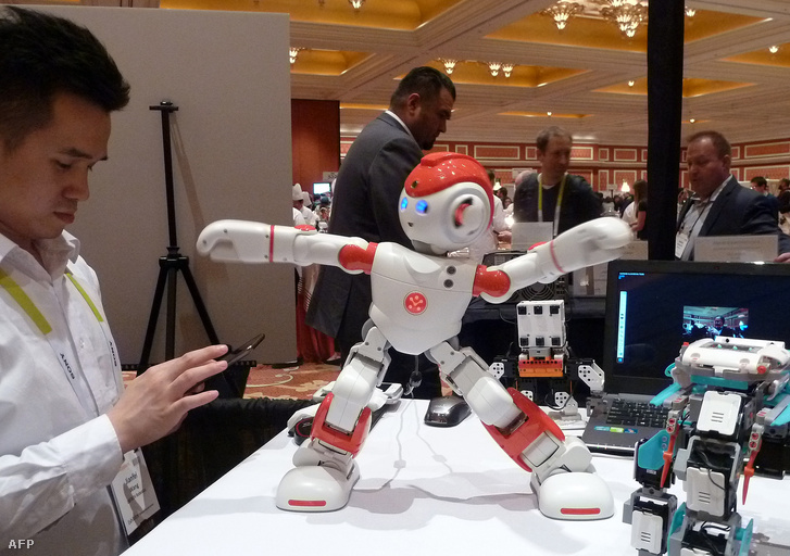 Táncoló kínai robot a 2016-os CES-en Las Vegasban.