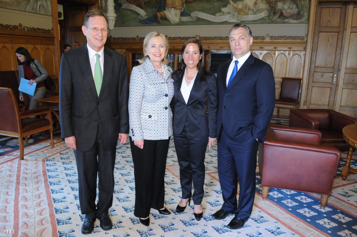 Az Amerikai nagykövetség által közreadott képen Orbán Viktor, Hillary Clinton, Szapáry György és Eleni Tsakolpoulos Kounalakis 2011. június 30-án.