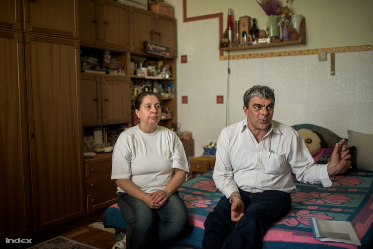 Horváth Sándor és felesége közel harminc éve élnek a házban. Két gyermekük is velük élnek.