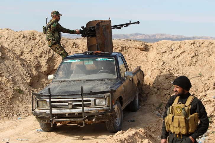 Iraki szunni harcosok a frontvonal közelében, Al-Fatha mellett.