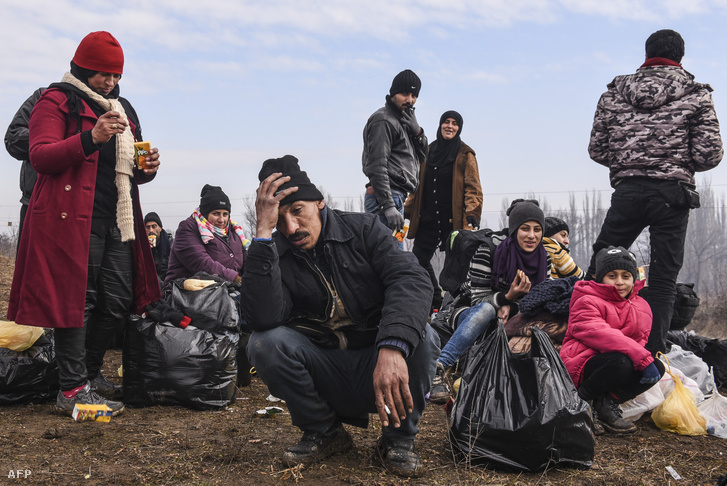 Németországba tartó menekültek a szerb határon 2016. januárjában