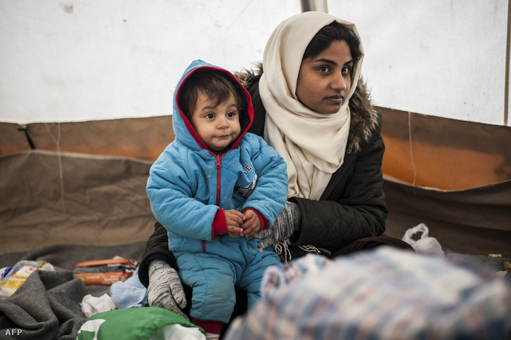 Menekült kisfiú az édesanyjával egy macedeón határnál.