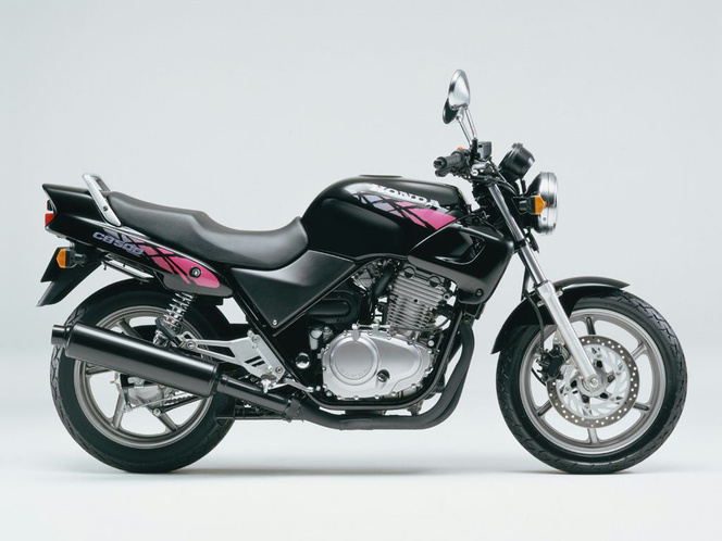 Honda CB500: tökéletes kezdő motor, kár, hogy erősebb 48 lóerőnél. Nem sokkal, de erősebb.