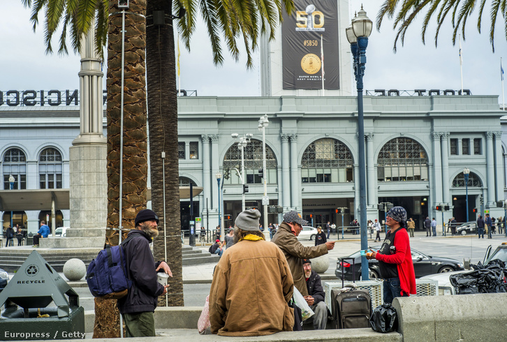 San Franciscó-i hajléktalanok, háttérben a Super Bowl 50 logója