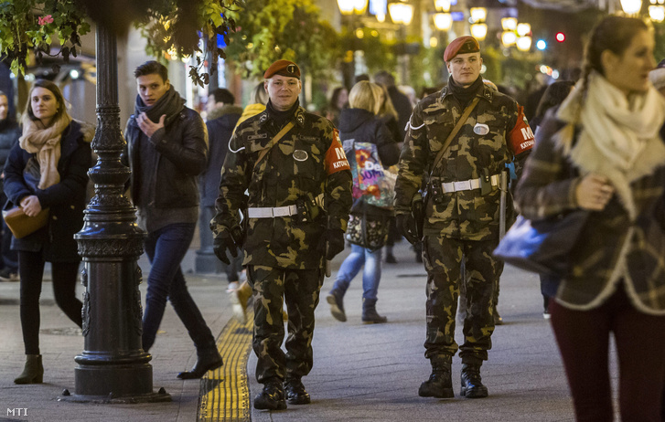A Magyar Honvédség fegyveres rendész járőrei a belvárosi Váci utcában a Párizsban végrehajtott terrorcselekmények utáni napon 2015. november 14-én.